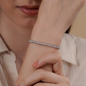 Pulsera de tenis de plata 925 con moissanita para mujer, corte brillante redondo, engaste de garras, estilo clásico, uso diario - Product Image 1