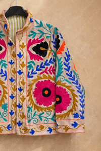 Veste bomber en velours réversible à motif floral brodé à la main |   Veste d'hiver de luxe faite à la main en coton rembourré |   Vente en gros - Product Image 3