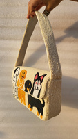 Pochette d'épaule artisanale indienne à motifs de chiens perlés, avec compartiment unique, fermeture à loquet, poche zippée et large bandoulière