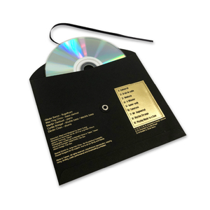 Sobre de cartón negro de lujo con estampado en lámina dorada personalizado para CD, con cierre de lazo de cinta. - Product Image 2