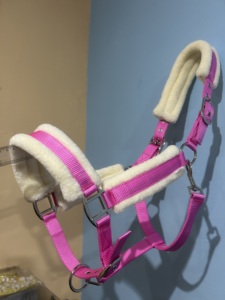 Cabestros de caballo de nailon ajustables Estilo de sillín inglés colorido para entrenamiento y aseo Tamaños OEM disponibles para ecuestre - Product Image 1