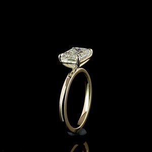 Bague solitaire en diamant de qualité supérieure, certifié IGI, de 3 carats, taille émeraude, en or jaune 18 carats, sertissage horizontal, pour anniversaire ou fête - Product Image 2