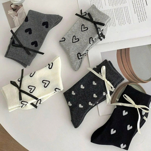 Chaussettes graphiques vintage style streetwear en coton respirant pour usage quotidien, design tendance pour marques de mode, vente en gros et au détail - Product Image 5