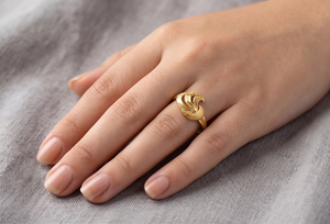 DIVYORO Anillo de Mujer Chapado en Oro de 22K con Motivo de Onda Clásico Contemporáneo - Product Image 3