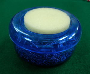 AA0037 Goupilles en acier |   Ensemble d'épingles à coudre avec coussinet en éponge dans un conteneur en plastique bleu pour les projets de quilting et d'artisanat - Product Image 4