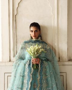 Maxi vestido de color único para ocasiones de Eid, bodas y playa - El vestido femenino más hermoso, material de viscosa, absorbe la humedad y se seca rápidamente. - Product Image 1