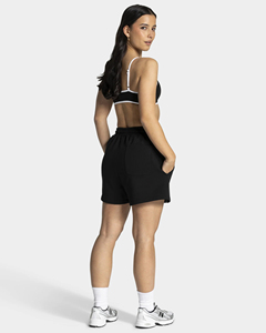 Shorts décontractés pour femmes, personnalisés OEM, en coton molletonné respirant de haute qualité, couleur noire unie avec détails contrastants, style streetwear et gym. - Product Image 5