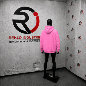 Sudadera con capucha rosa con cremallera y pedrería, estilo streetwear texturizado en relieve, con mangas con cristales multicolor y diseño oversize. - Product Image 4
