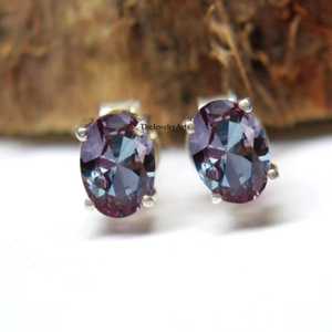 Boucles d'oreilles ovales 7x9 mm en pierre précieuse changeante de couleur, en argent sterling 925, délicates, avec Alexandrite, pour tous les jours - Product Image 1