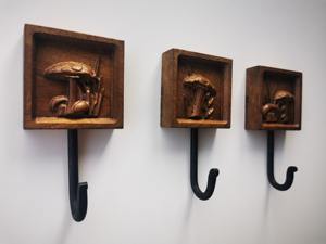 Crochet mural en bois motif champignon avec détails gravés, support décoratif thème nature pour suspendre objets artisanaux, casquettes et serviettes - Product Image 5