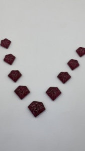 Pyramide florale sculptée en rubis rouge créé en laboratoire |   Rubis synthétique sculpté à la main, forme carrée, cabochon |   Pierre précieuse de rubis en vrac pour bijoux M - Product Image 1