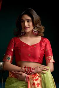 Sari en soie Paithani avec tissage jacquard Meenakari, pallu riche, blouse contrastante, pièce teinte à la main de qualité supérieure - Product Image 4