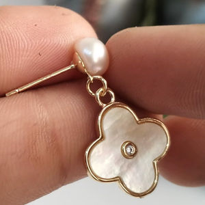Boucles d'oreilles clous en perles d'eau douce, bijoux en nacre en forme de fleur, plaqué or, vente en gros, fabricant, fournisseur en vrac - Product Image 1