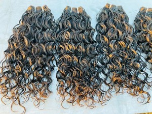 Meilleures ventes : Lots de cheveux humains bruts Jerry Curly, noirs naturels doux, pour la fabrication de perruques et les extensions, disponibles à la vente - Product Image 4