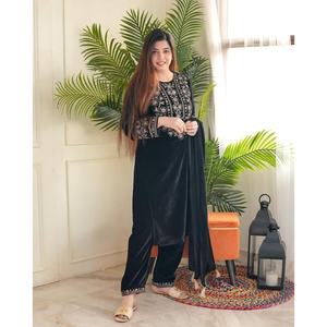 DISEÑADOR TERCIOPELO BORDADO TRABAJO TOP BOTTOM CON DUPATTA NEGRO - Product Image 1