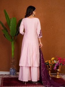 Conjunto Premium de Kurti Anarkali de Seda Romana con Palazzo y Dupatta con Bordado a Mano - Product Image 2