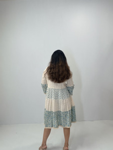 Vestido midi escalonado con estampado floral en color crema y verde salvia para mujer, con corpiño bordado, lazo con borlas y manga tres cuartos - Product Image 3