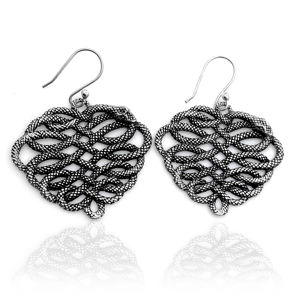 Pendientes Colgantes de Plata de Ley 925 Oxidada con Malla de Serpiente y Engaste de Bisel para Regalo y Ocasiones Festivas - Product Image 1