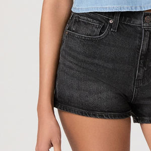 Shorts confortables et décontractés en tissu doux, respirant et léger, pour femmes, avec poches et fermeture boutonnée, style décontracté/chic. - Product Image 3