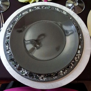 Assiette en résine d'art populaire ILAHI - Motif simple, durable, multi-occasions, pour service et collection, décoration intérieure, provenant de l'Uttar Pradesh - Product Image 4