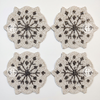 Ensemble de dessous-de-verre festifs en forme de flocon de neige perlé, motif Poinsettia rouge et blanc, pour boissons, décoration de table de Noël, tasses à café et à thé, fournisseur en gros