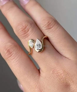 Anillo de Compromiso Toi Et Moi con Moissanita en Corte Pera, Plata 925 Chapada en Oro, Engaste de Puntas, Minimalista, Dos Piedras, Regalo de Boda - Product Image 3