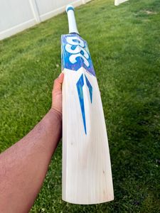 ไม้คริกเก็ต DSC BLU 550 ENGLISH WILLOW ด้ามสั้น - Product Image 2