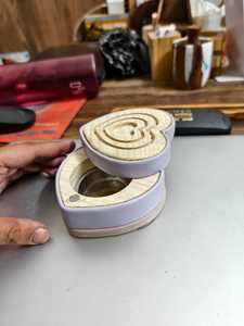Brûleur d'encens en bois en forme de cœur, artisanal, fait main, écologique, durable, diffuseur d'encens indien - Product Image 1