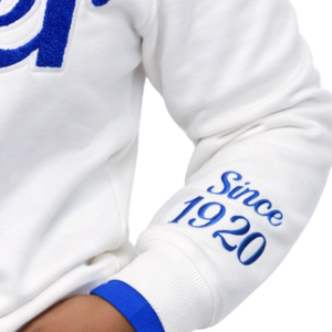 Sudadera de Chenilla Blanca Finer Since 1920 para Mujer, Inspirada en Zeta Phi Beta, con Bordado Azul, Estilo Casual - Product Image 3