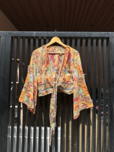 Blusa corta de seda al por mayor, hecha a mano, estilo kimono con cuello en V y lazo, ajuste holgado para primavera/verano - Product Image 3