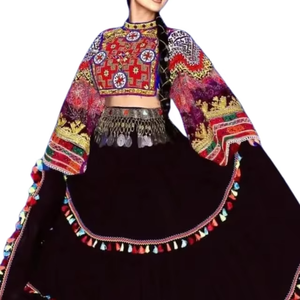 เสื้อครอปท็อปแบบดั้งเดิมของชาวอัฟกันชนเผ่ากุจิ พร้อมงานปักลายโมเสกหลากสี และกระโปรงทรงวงกลมสีดำประดับพู่และสีเงิน - Product Image 3