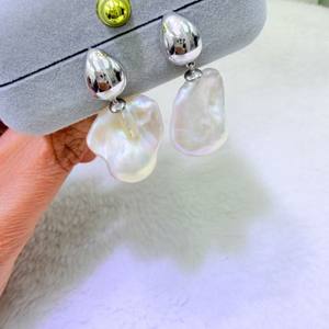 Boucles d'oreilles pendantes en perles d'eau douce naturelles Dabarok Luxury 15-16 mm, perles d'eau douce irrégulières blanches, bijoux de mode - Product Image 3