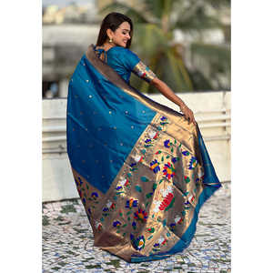 Sari en soie Paithani bleu avec un grand bordure en zari à motif demi-demi, vêtements indiens et pakistanais - Product Image 4