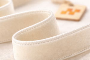 ริบบิ้นกำมะหยี่สองหน้าขนาด 15 มม. จากนีลคามัล อินดัสทรีส์ ผลิตจากโพลีเอสเตอร์ 100% ทนต่อการหดตัว เนื้อนุ่ม ใช้ตกแต่งเสื้อผ้าและบรรจุภัณฑ์ - Product Image 2