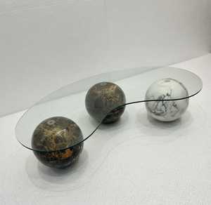 Table basse moderne en verre transparent en forme de S, base sphérique en faux marbre italien, table centrale contemporaine incurvée, décoration de salon - Product Image 1