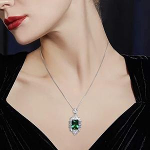 AMBER JEWELS Collar con Colgante de Piedra Verde Cultivada en Laboratorio con Corte de Pera, Oro Sólido de 14K con Baño de Rodio, Cadena de Eslabones Unisex, Joyería para Fiestas - Product Image 1