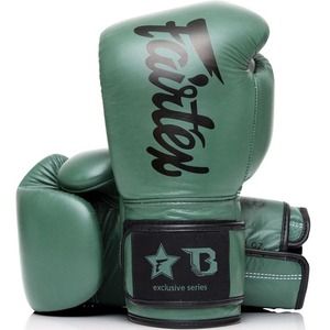 Gants de boxe Fairtex professionnels personnalisés en cuir véritable vert avec fermeture auto-agrippante pour l'entraînement et le sparring, équipement de gym MMA - Product Image 1