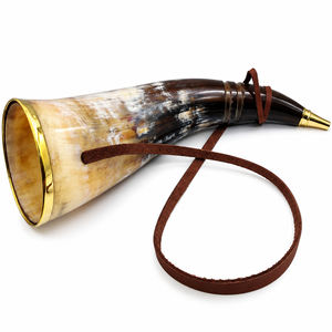 Corneta de Búfalo Natural Pulida Hecha a Mano, Corneta Vikinga Duradera con Borde de Latón, Boquilla de Metal y Correa de Cuero, Moderna - Product Image 1