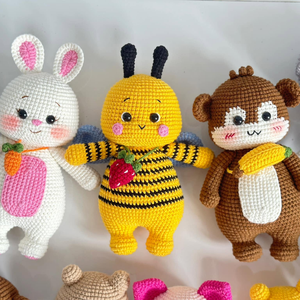 Poupée abeille au crochet faite à la main, jouet en peluche amigurumi, abeille tricotée mignonne, peluche personnalisée OEM, vente en gros, produit vietnamien - Product Image 4