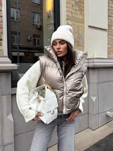 Gilet matelassé beige sans manches pour femme, fermeture éclair, col à capuche, couleur unie, veste d'automne en peau de mouton, denim et rembourrage en polyester - Product Image 1