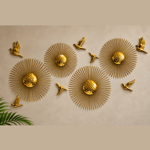Décoration murale Premium en métal doré style soleil éclatant, accents d'oiseaux en vol, finition texturée géométrique moderne, faite à la main, personnalisable - Product Image 1