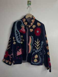 เสื้อแจ็คเก็ตแคชเมียร์กำมะหยี่สีดำปักมือลายดอกไม้และลายเพสลีย์แบบดั้งเดิม คอลเลคชั่นสุดหรู - Product Image 2