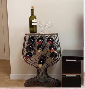 Moderno soporte de suelo de metal negro con forma de S para seis botellas con una práctica estante superior. Ahora disponible a precios de mayorista. - Product Image 5