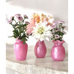 Vase en résine artisanal pour la décoration d'étagères, accessoire décoratif unique pour la maison - Product Image 1