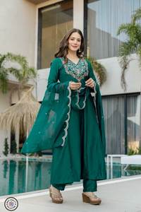 Ensemble Kurti / Kurta de créateur en pure soie Chinon avec broderie fantaisie, collection Hiver 2026, tendance pour adultes - Product Image 5