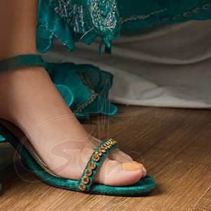 Impresionantes sandalias de tacón de terciopelo y cuero genuino hechas a mano en un tono verde botella, tendencia de moda para mujer. - Product Image 6