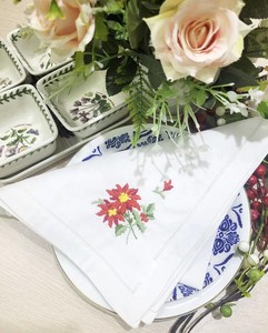 Serviettes de table en coton brodées personnalisées avec des poinsettias de Noël, réutilisables, lavables, avec ourlet festonné, pour les dîners, les mariages et les fêtes - Product Image 4