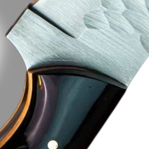 Cuchillos de Caza Artesanales de Damasco con Hoja con Patrón Detallado, Mango Decorativo con Detalles en Latón para Camping y Uso General - Product Image 6