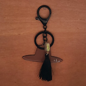 [Goyu] Porte-clés sculpté en forme de chapeau traditionnel coréen fait main, porte-bonheur en résine noire, breloque de sac avec pompon, souvenir de la culture coréenne, cadeau - Product Image 3