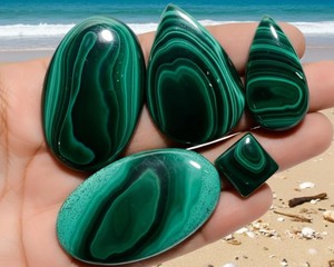 Lote de Cabujones de Malaquita Verde Mixta, Piedras Preciosas Naturales con Bandas, Pulimentadas, Sueltas, para Fabricación de Joyas, Suministro al por Mayor - Product Image 3